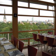 Dukade bord och utsikt från Djäknebergets Restaurang.