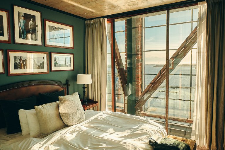 Vy från hotellrum på Steam Hotel med Mälaren som siluett. Foto: Pressbild Vy från hotellrum på Steam Hotel med Mälaren som siluett. Foto: Pressbild