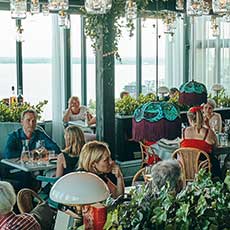 Restauranggäster njuter av mat på Locavore med vy över mälaren. Foto: Pressbild Restauranggäster njuter av mat på Locavore med vy över mälaren. Foto: Pressbild