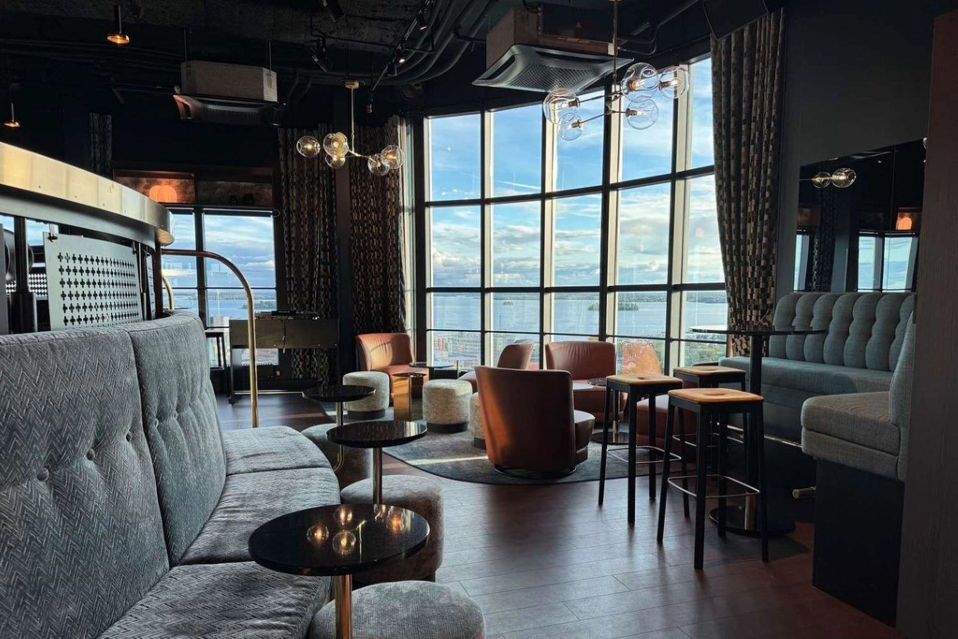 Inne i Skybar med utsikt över Mälaren.
