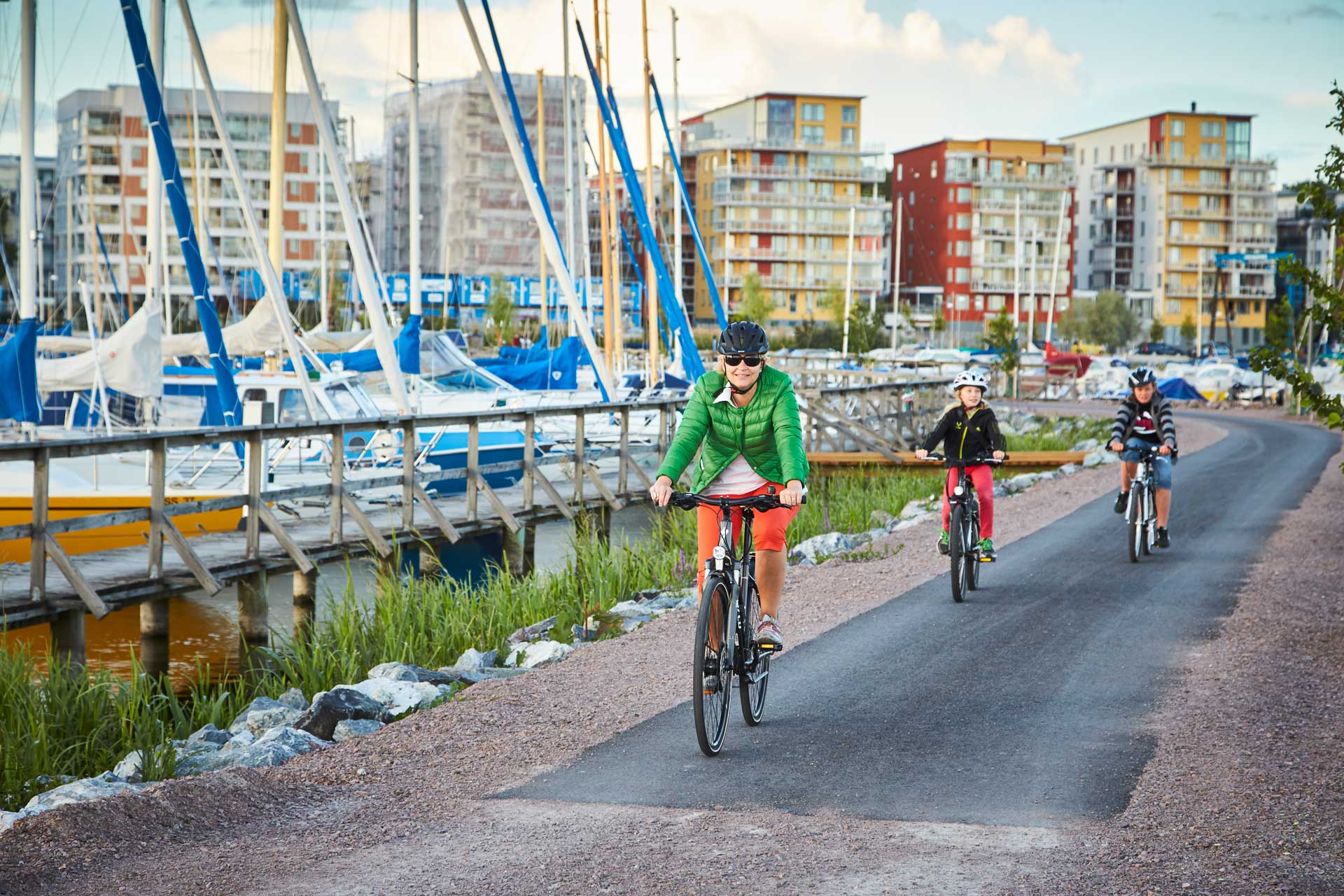 Cyklister cyklar på cykelväg förbi båtar på Öster Mälarstrand. Fotograf: BildN
