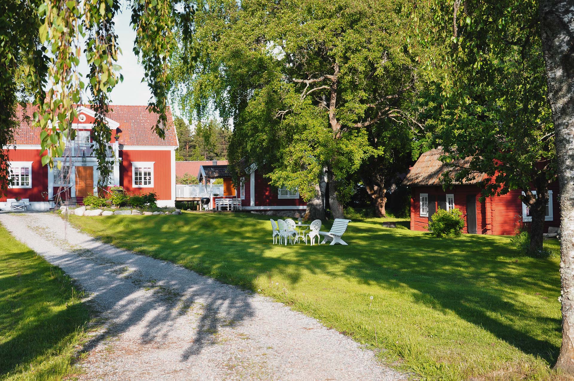 Röda timmerstugor i pittoresk miljö hos Hem till gården i Västerås AB Pressbild