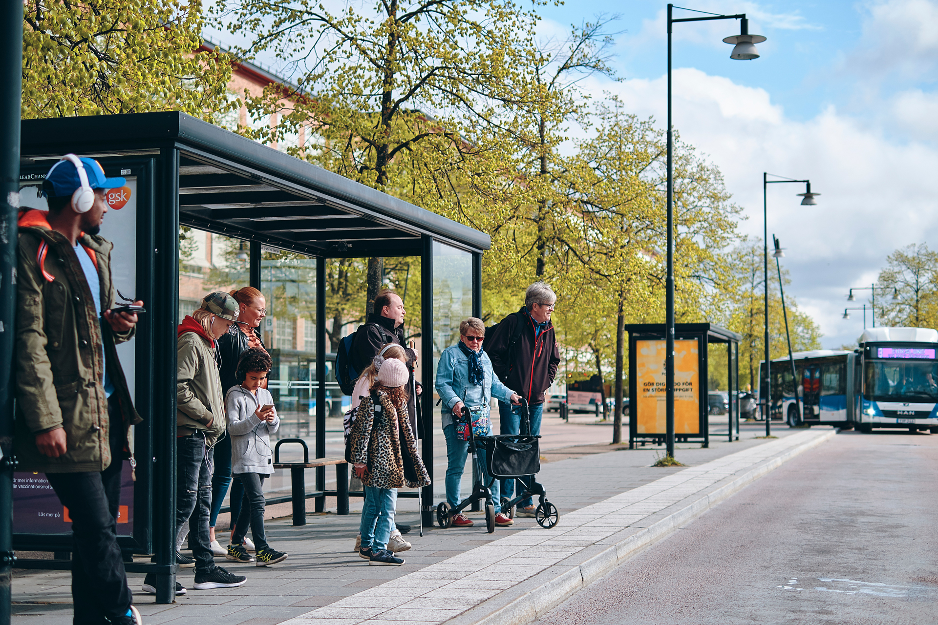 Bussresenärer väntar på VL bussen på Västerås Busscentral. Fotograf: Pressbild VL Adam af Ekenstam