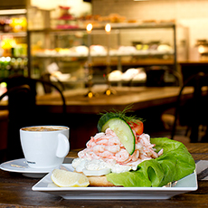 Bilden visar den populära räksmörgåsen och en kopp kaffe på Å-caféet på Skultuna Messingsbruk. Bilden visar den populära räksmörgåsen och en kopp kaffe på Å-caféet på Skultuna Messingsbruk.