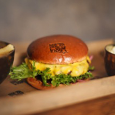 Hamburgare med bröd samt en skål med pommes frites på Bra Hak. Foto: Pressbild Hamburgare med bröd samt en skål med pommes frites på Bra Hak. Foto: Pressbild