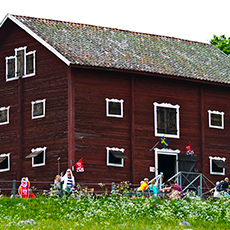 Bilden visar det röda trähuset som Café Magasinet ligger i på Ridön. Fotograf Mostphotos. Bilden visar det röda trähuset som Café Magasinet ligger i på Ridön. Fotograf Mostphotos.