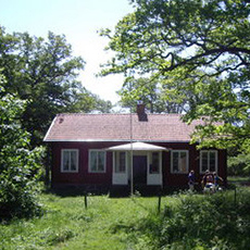 bild på en röd scoutstuga bild på en röd scoutstuga