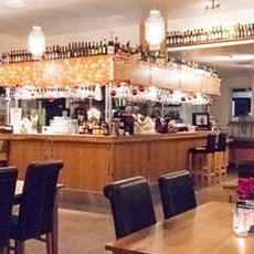 Bild på baren och stolarna i restaurangen Bild på baren och stolarna i restaurangen