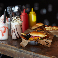 Hamburgare och milkshake från Tugg Burgers. Foto: Pressbild