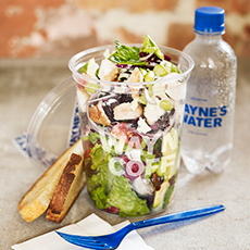 Bild beskriver en sallad, gaffel och en flaska vatten från Waynes Coffe .Fotograf: Pressbild Bild beskriver en sallad, gaffel och en flaska vatten från Waynes Coffe .Fotograf: Pressbild