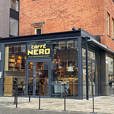 Bilden visar Caffé Nero från utsidan. Fotograf Linda Eklund. Bilden visar Caffé Nero från utsidan. Fotograf Linda Eklund.