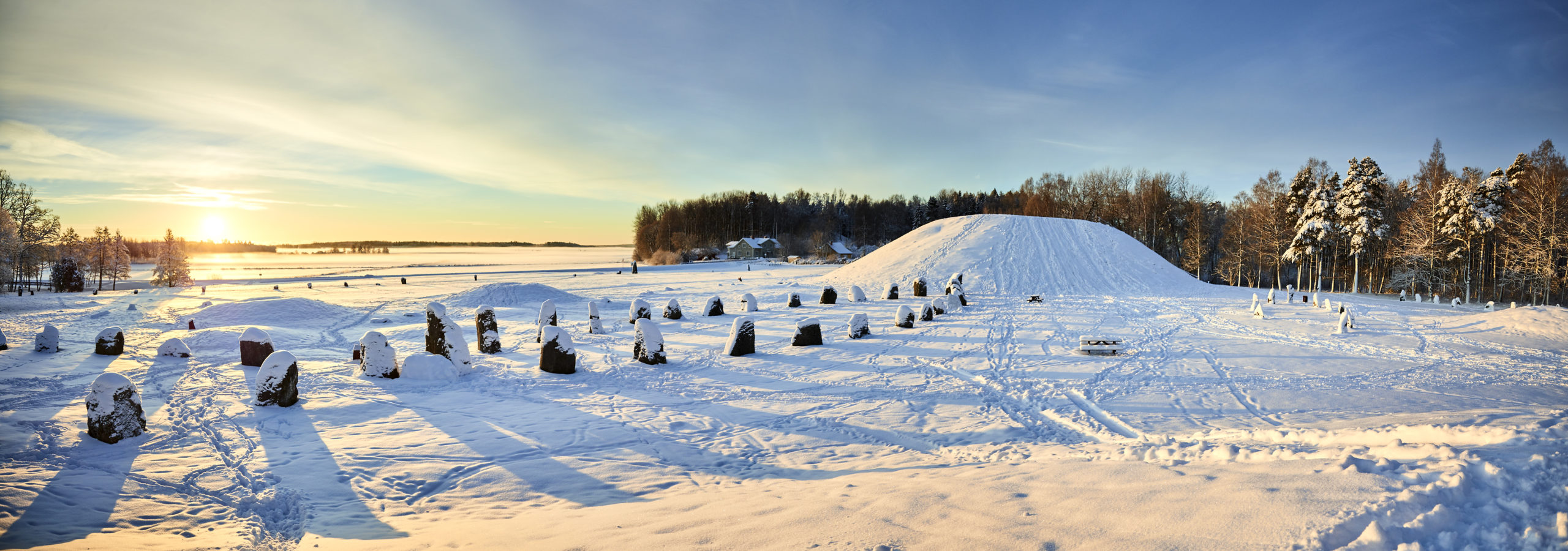 En vacker vinterdag med kullen och runstenar i fokus. Fotograf: Pia Nordlander