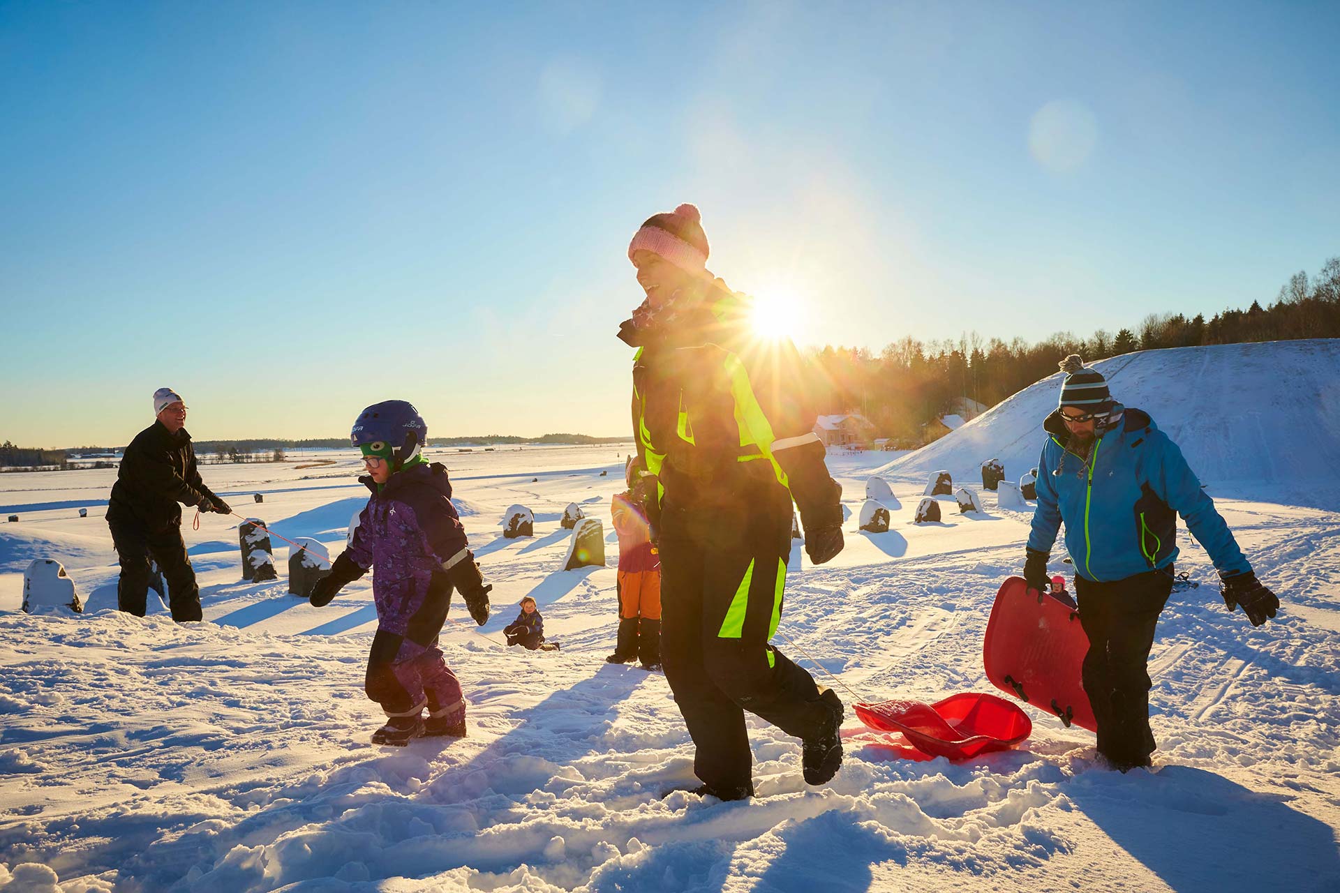 Pulkaåkning i vinterlandskap med solnedgång, på Anundshög i Västerås. Foto: BildN Pulkaåkning i vinterlandskap med solnedgång, på Anundshög i Västerås. Foto: BildN