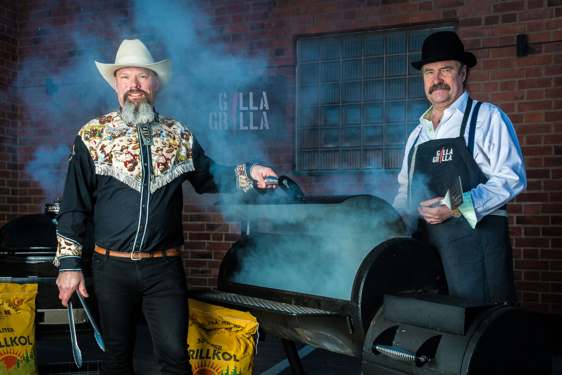 Bosse från Stora Ekeby står vid grillen. Fotograf: Mi´kael Franneby Bosse från Stora Ekeby står vid grillen. Fotograf: Mi´kael Franneby