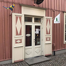 Bilden visar entrén till presentbutiken Second Step som även är InfoPoint. Bilden visar entrén till presentbutiken Second Step som även är InfoPoint.
