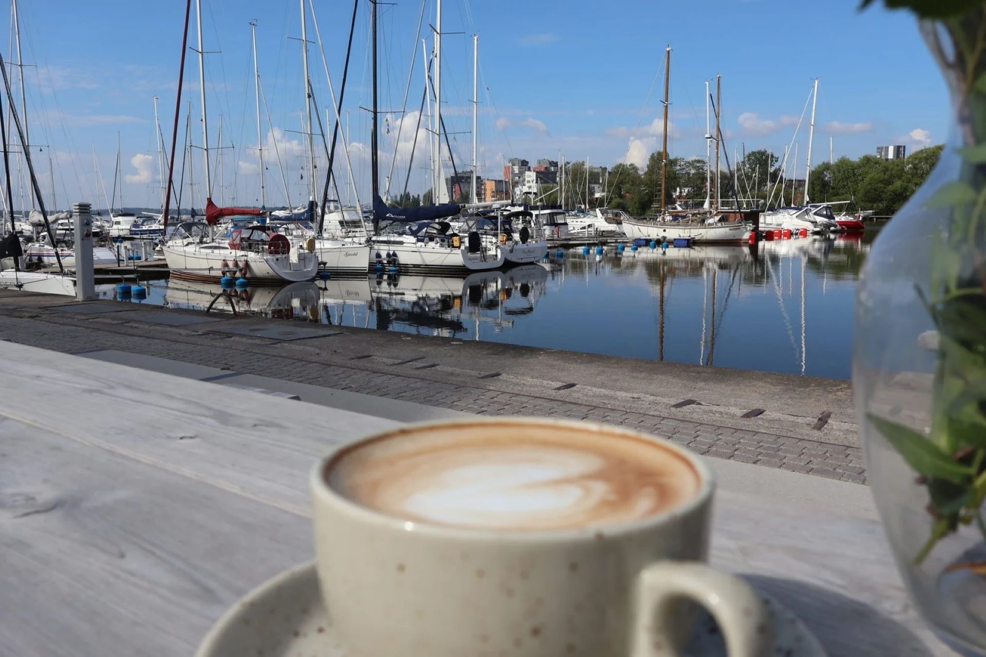 En cappuccino i hamnen på Notudden.