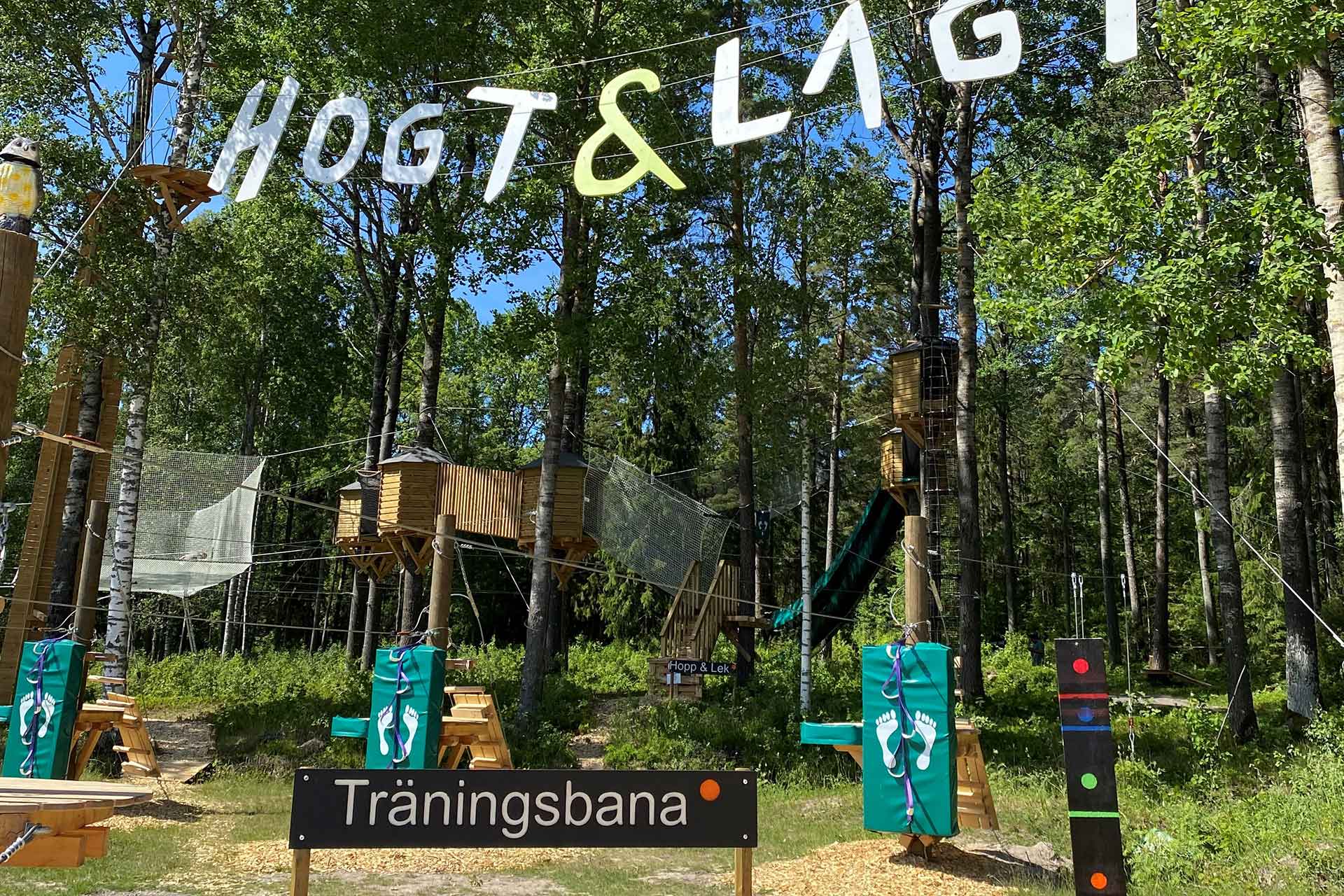 Olika hinder på träningsbanan högt och lågt i Karlstad. Olika hinder på träningsbanan högt och lågt i Karlstad.