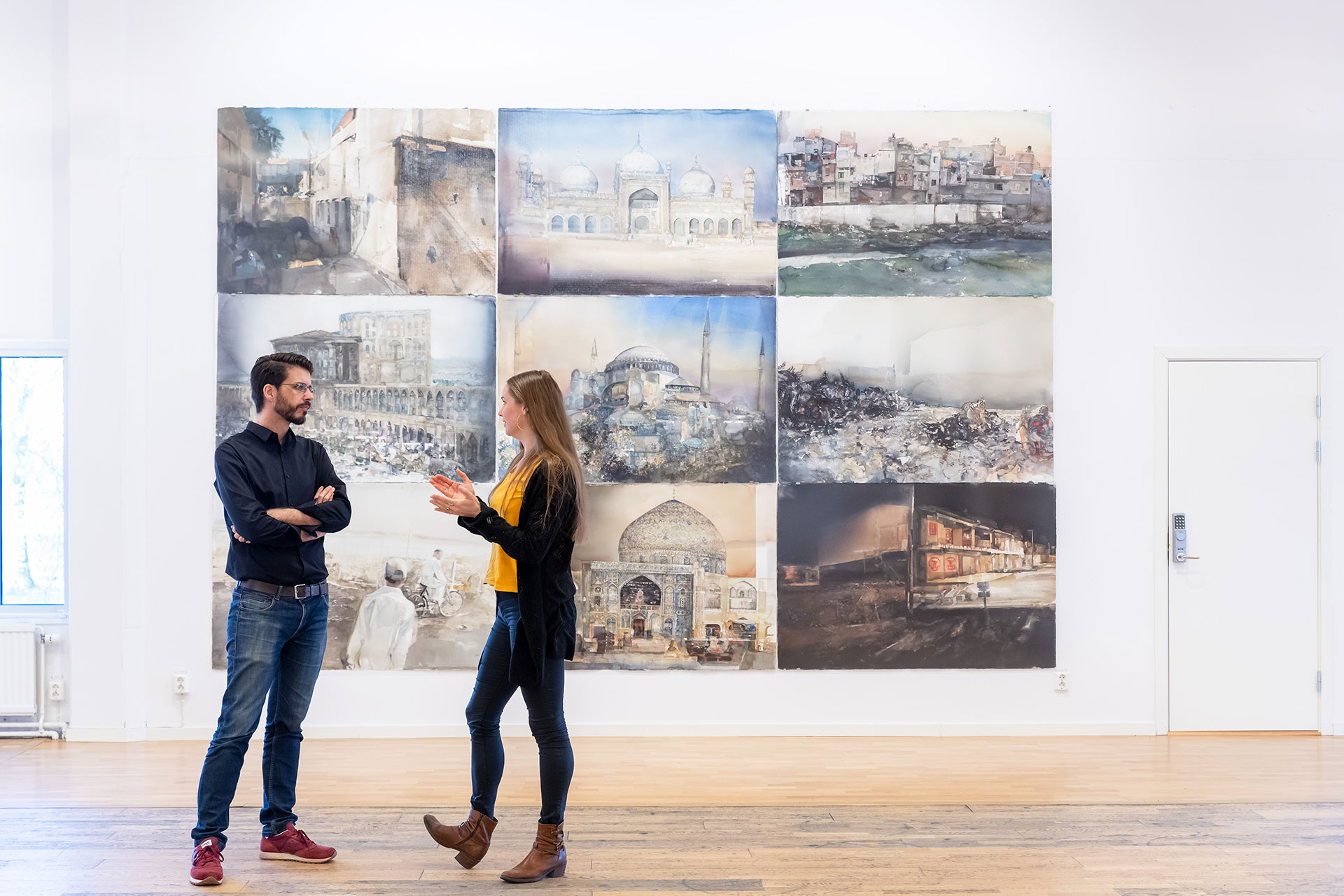 Två personer står och pratar framför konst på Lars Lerins museum i Karlstad . Foto: Christine Holm Två personer står och pratar framför konst på Lars Lerins museum i Karlstad . Foto: Christine Holm