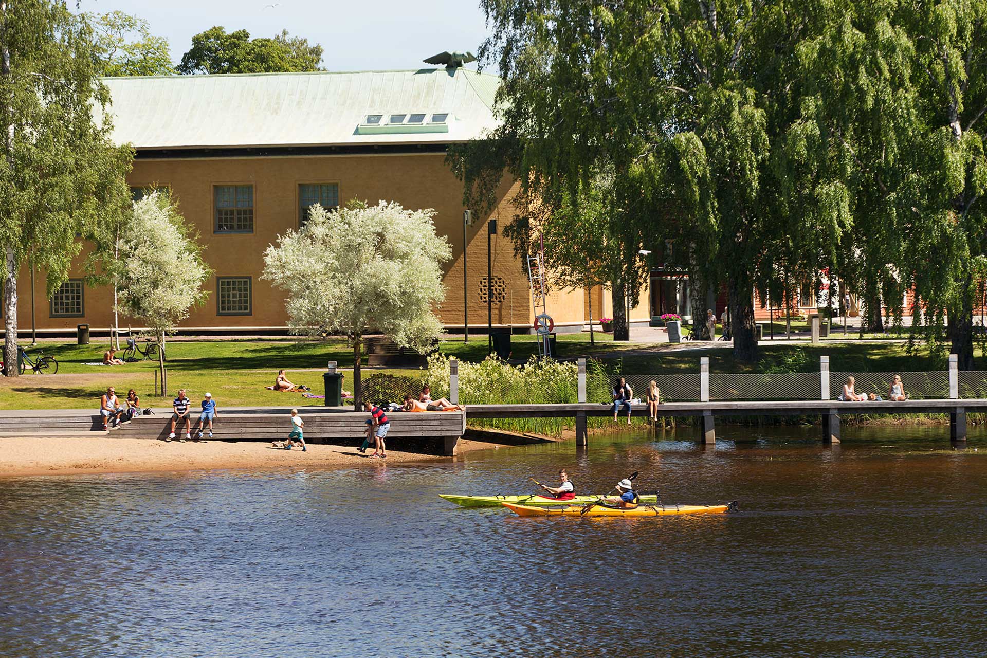 Flera personer paddlar på Klaraalven i Karlstad Flera personer paddlar på Klaraalven i Karlstad