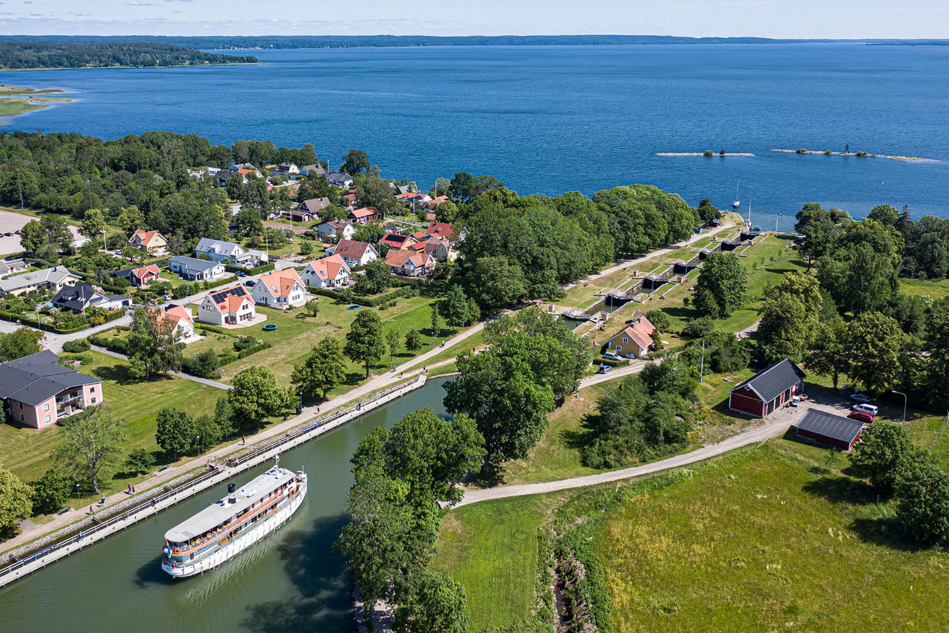 En vybild då en båt är påväg ut från en sluss En vybild då en båt är påväg ut från en sluss