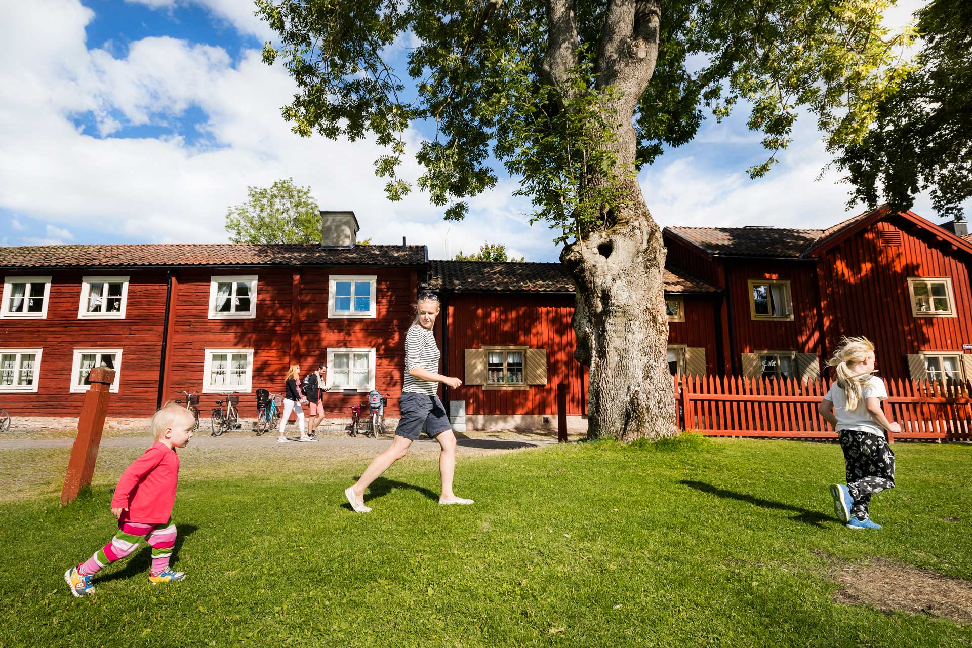 En familj leker i Wadköping i Örebro En familj leker i Wadköping i Örebro