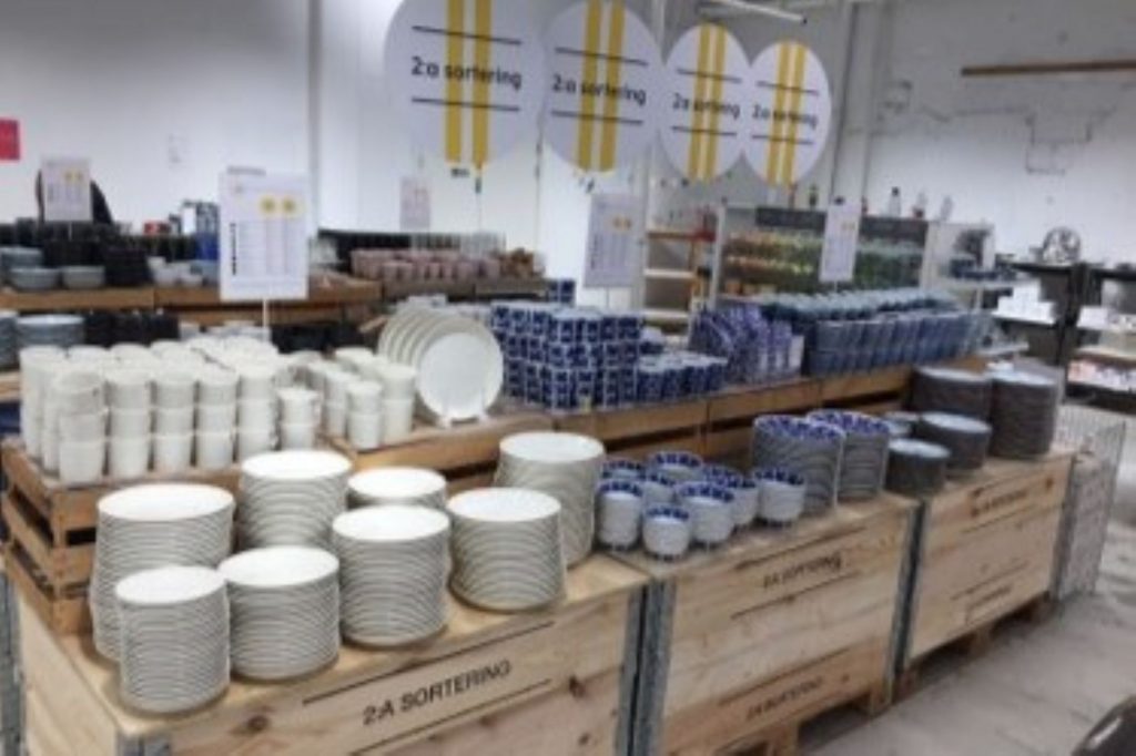Uppstaplat porslin på Iittala Outlet.