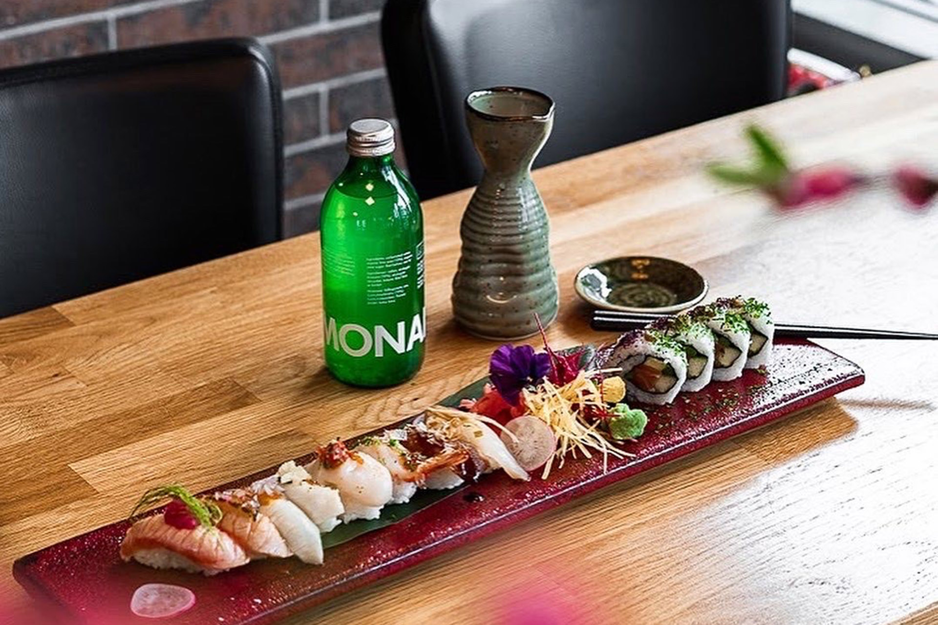 Sushi vackert upplagt ståendes på ett bord. Foto: Pressbild
