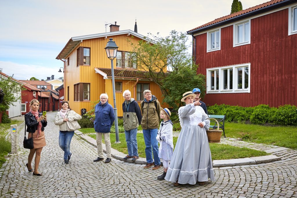 På guidad vandring genom kyrkbacken i Västerås. Fotograf Pia Nordlander