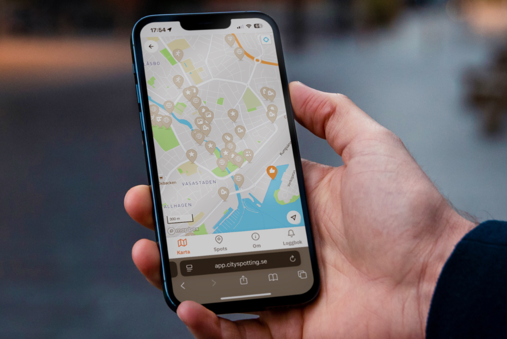 Hand som håller i mobil