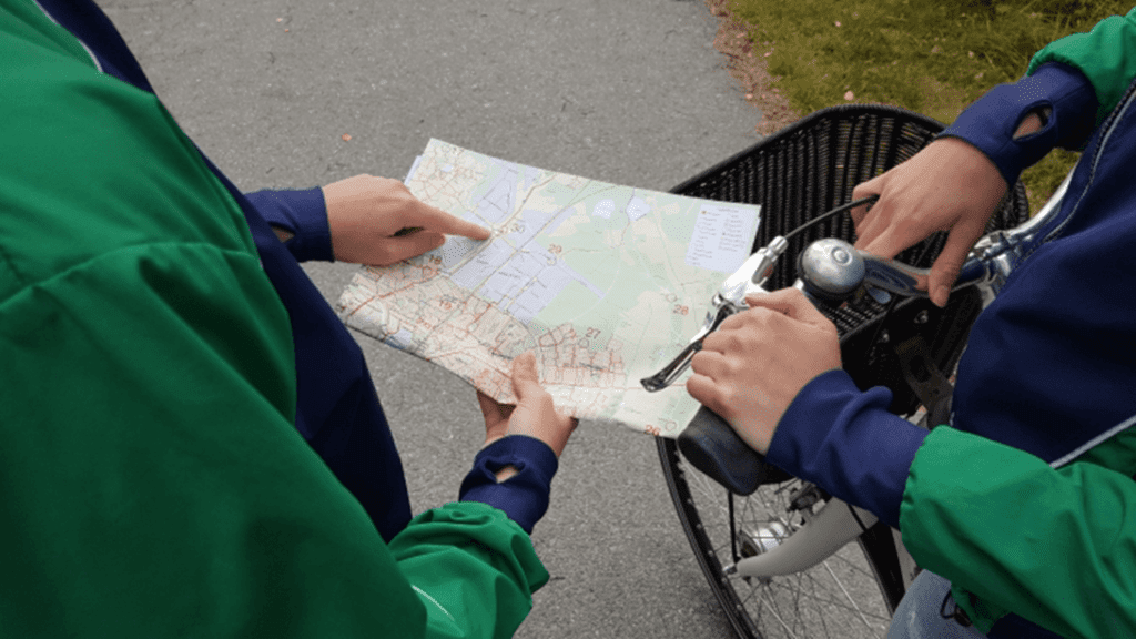 två personer tittar ner på en karta