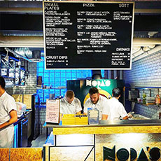Personalen bakom serveringsdisken på Nora's inne på Saluhallen Slakteriet. Foto: Pressbild Personalen bakom serveringsdisken på Nora's inne på Saluhallen Slakteriet. Foto: Pressbild