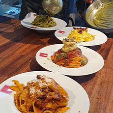 Tallrikar med olika pastarätter hos Pasta Fresca i Saluhallen Slakteriet. Foto: Pressbild Tallrikar med olika pastarätter hos Pasta Fresca i Saluhallen Slakteriet. Foto: Pressbild