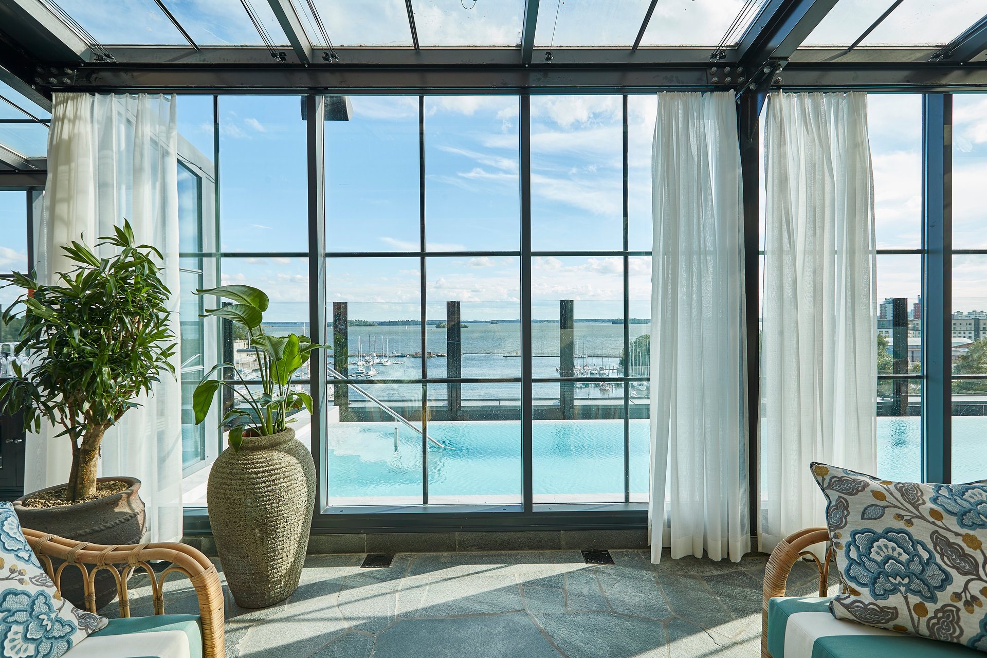 Relaxavdelning med pool och utsikt över mälaren. Fotograf: Andreas Sundgren