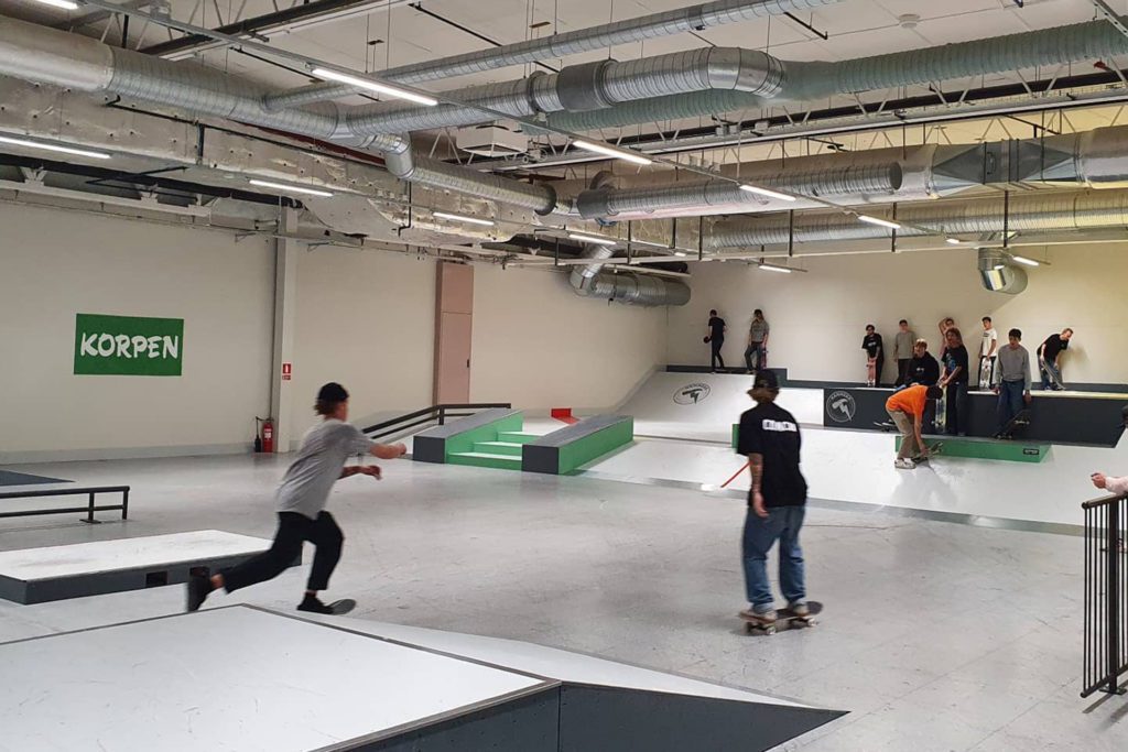 Skateboardåkare inne på Västerås Skate och Parkourhall. Foto: Pressbild