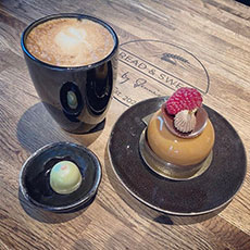 En kopp kaffe och två godbitar på Bread & Sweets by Jennie. Fotograf: Jennie Elmerfors.