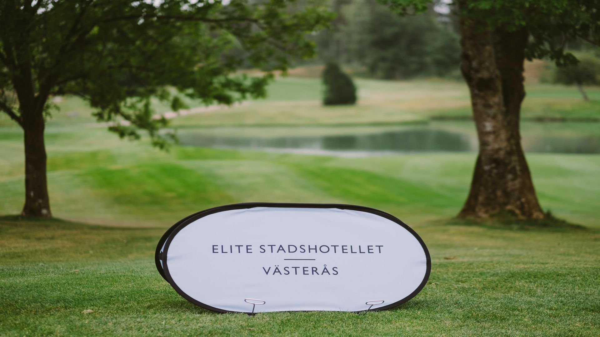 Skylt på golfabanan med texten Elite Stadshotellet Västerås på. Foto: Pressbild.