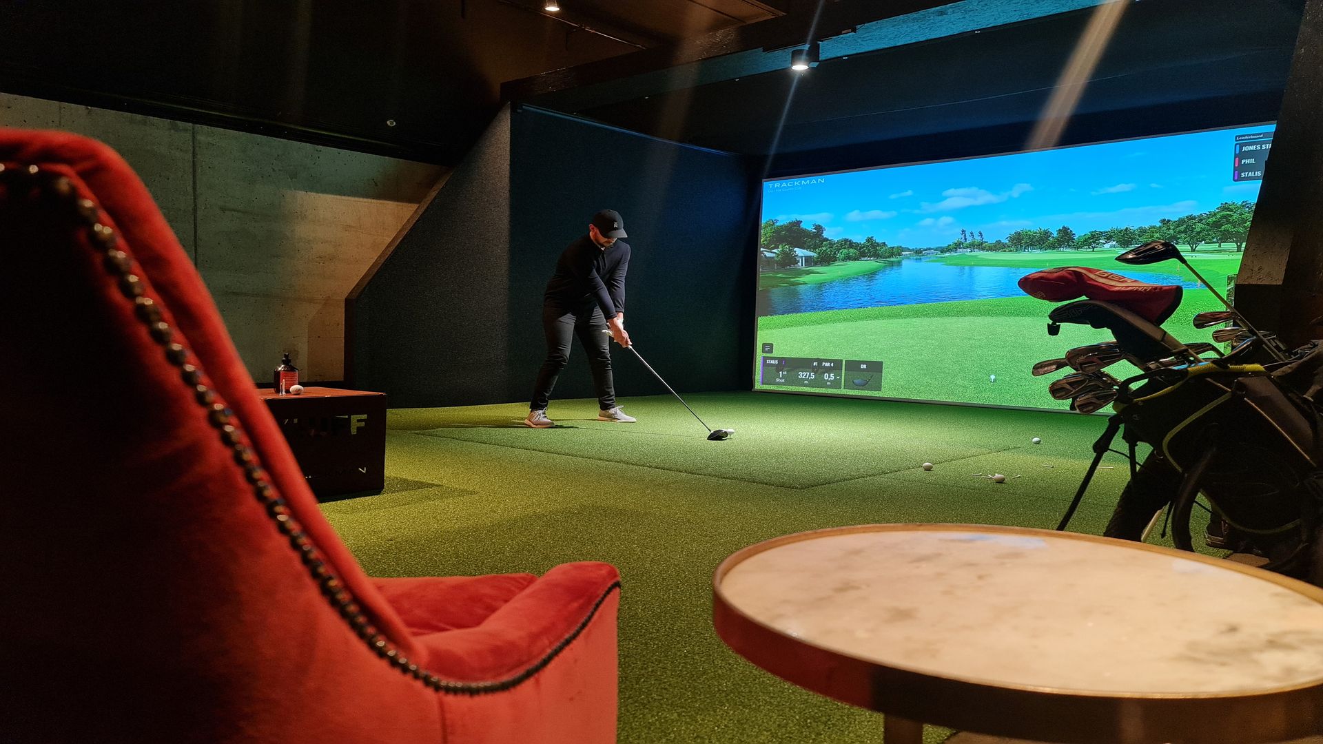 En man spelar golfsimulator på steam hotel. Foto: Pressbild En man spelar golfsimulator på steam hotel. Foto: Pressbild