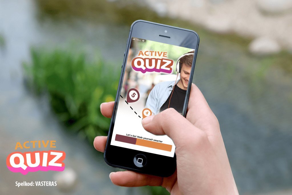 Hand som håller i en mobil och spelar Active Quiz. Foto: Pressbild