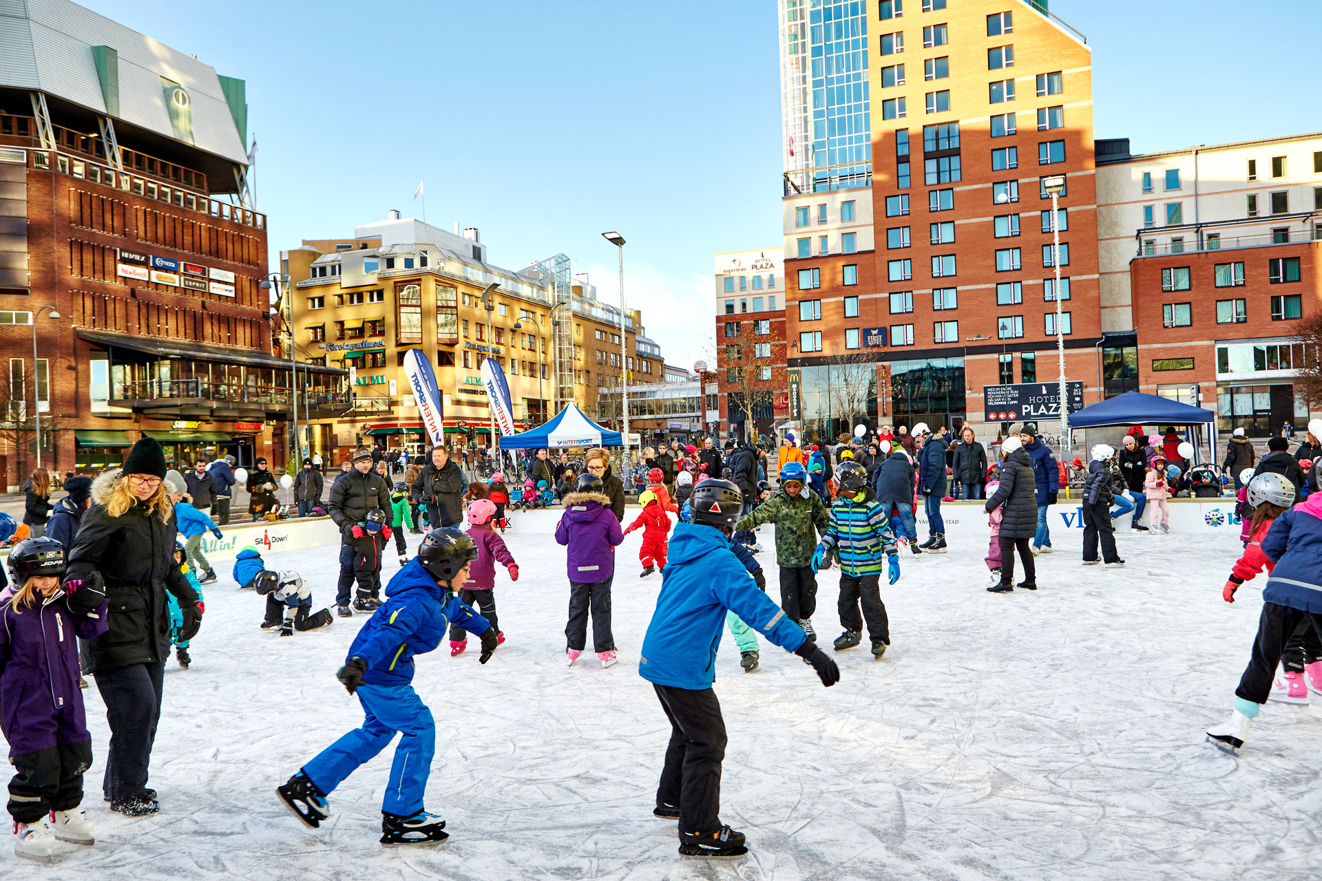 Barn åker skridskor på isbanan i västerås city. Fotograf: Pia Nordlander
