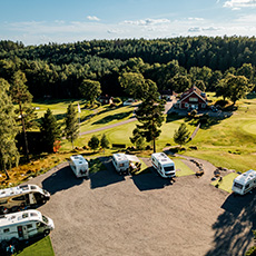 Drönar vy över klubbhus och ställplatser vid Köpings Golfklubb. Foto Henrik Mill.
