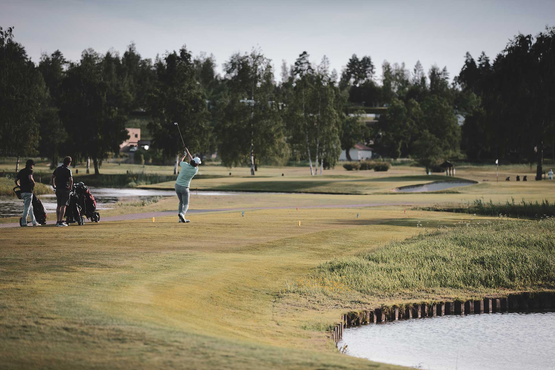 Golfare som står och slår på Frösåkers Golf & Country Club. Foto: Jacob Sjöman