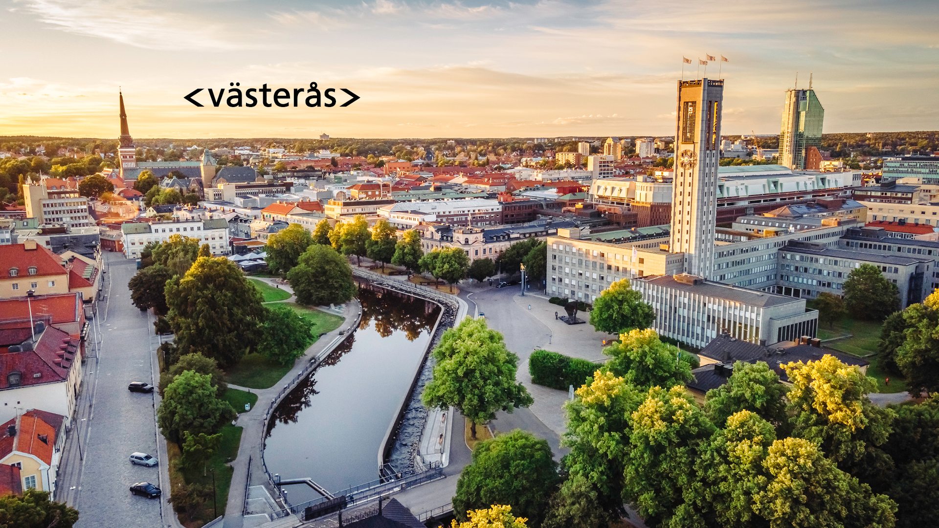 Vy över Västerås från ovan med Stadshuset i förgrund och domkyrkan i bakgrunden. Fotograf: Avig Photo