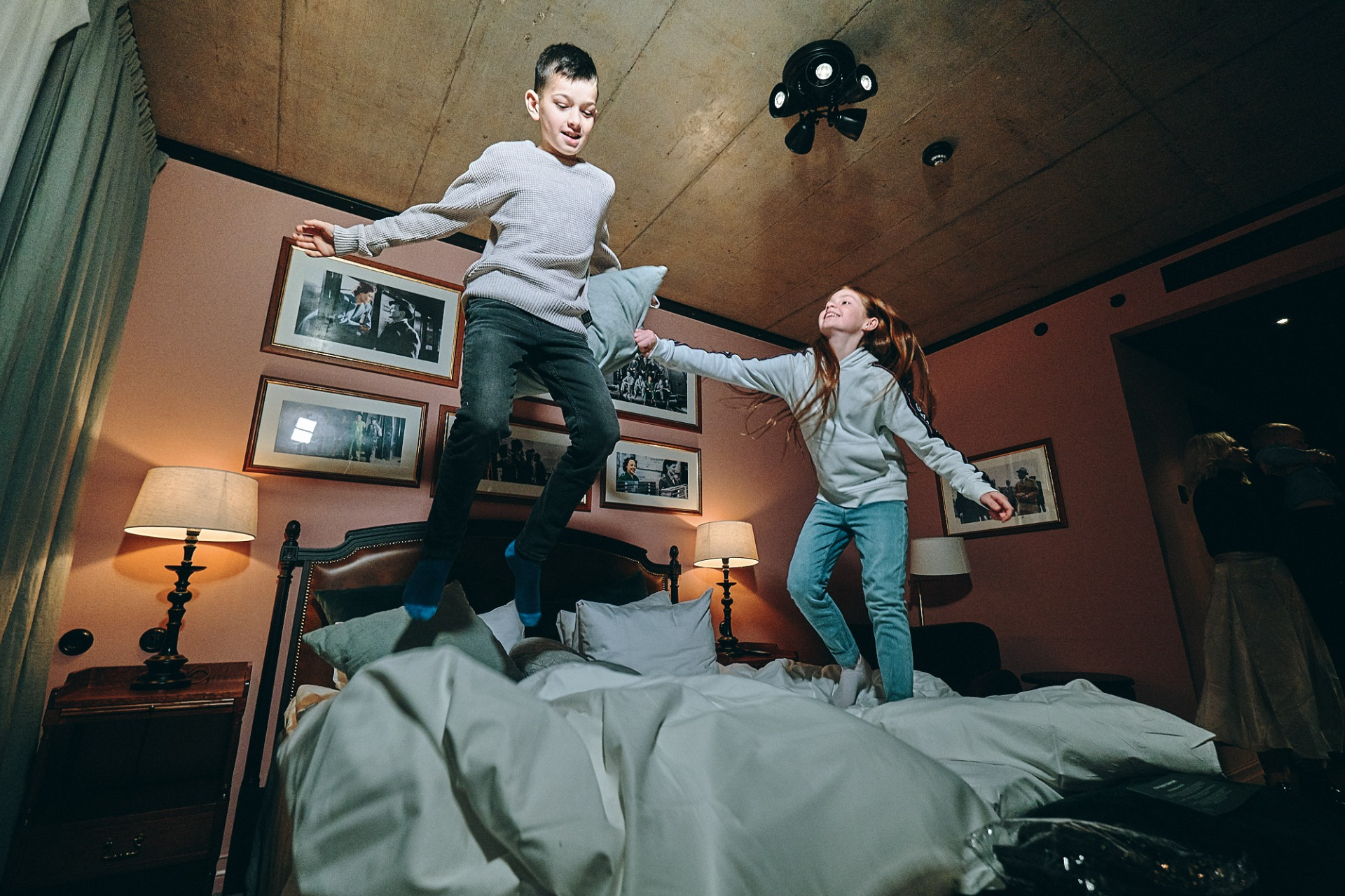 2 barn hoppar glatt i sängen på Steam Hotel. Fotograf: Pressbild