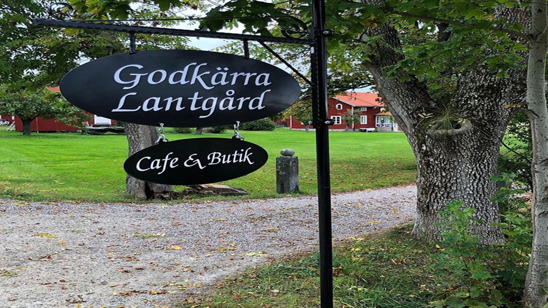 Vacker skylt och hus och grönska vid Godkärra lantgård. Fotograf: Pressbild Vacker skylt och hus och grönska vid Godkärra lantgård. Fotograf: Pressbild
