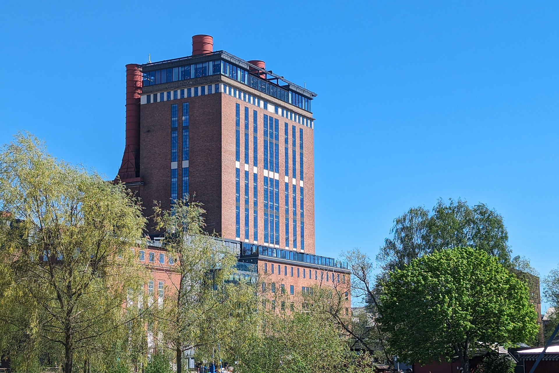 Vy över Ånkraftverkets fasad i strålande sol. Foto: Linnéa Lundgren