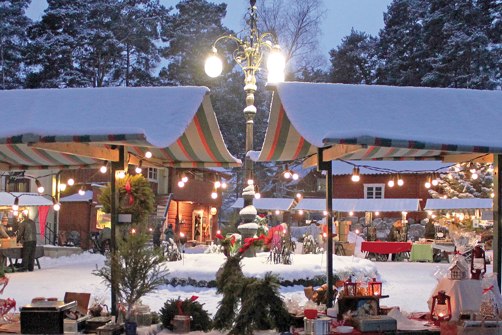 Julmarknad på Vallby Friluftsmuseum. Julmarknad på Vallby Friluftsmuseum.