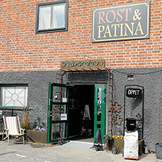 Dörren står öppen till butiken Rost & Patina. Pressbild Dörren står öppen till butiken Rost & Patina. Pressbild