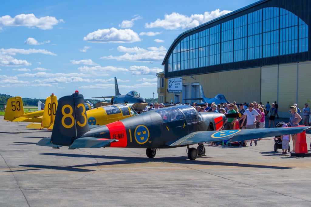 Litet flygplan parkerat utanför Västerås Flygmuseum