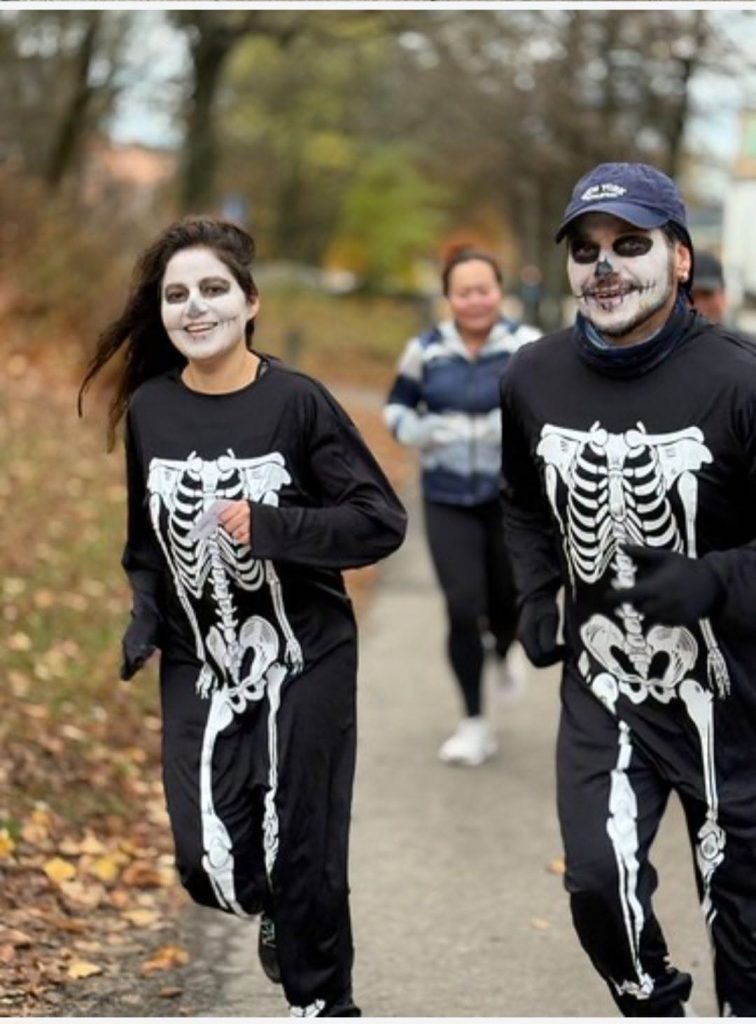 Två skelett-utklädda joggare.