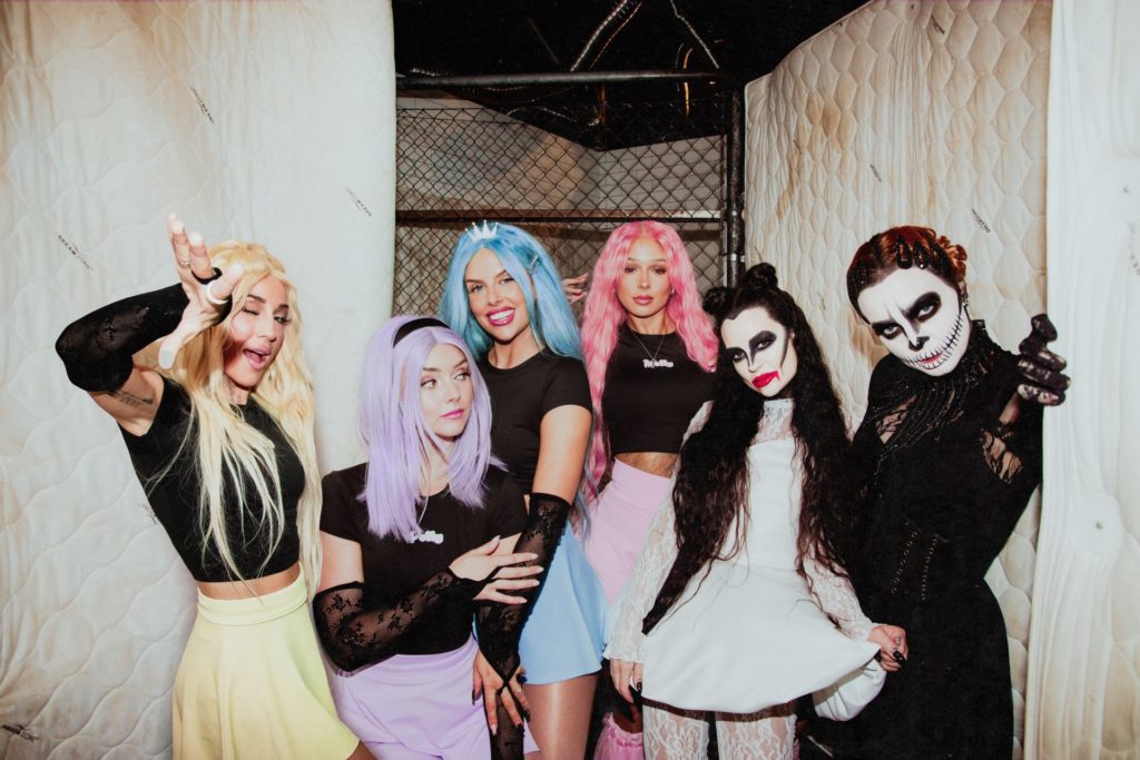 Pressbild på Scarlet och Dolly Style